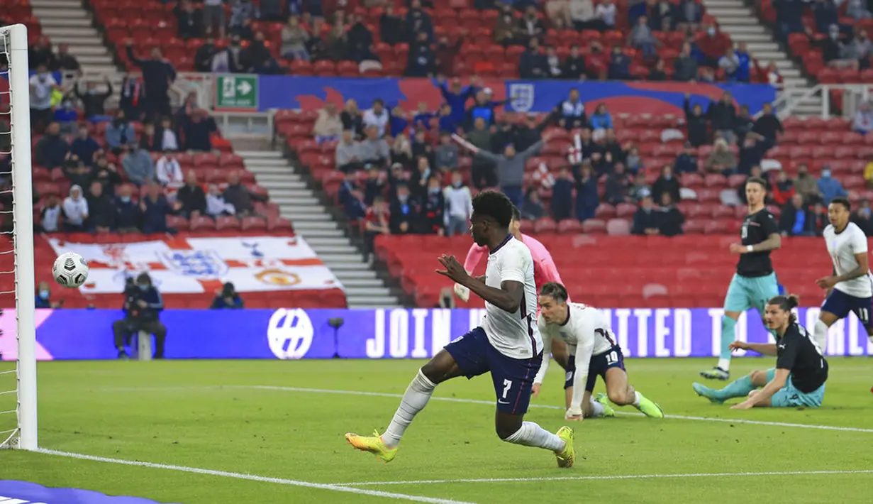 Pemain Inggris Bukayo Saka mencetak gol ke gawang Austria pada pertandingan persahabatan di Stadion Riverside, Middlesbrough, Inggris, Rabu (2/6/2021). Inggris mengalahkan Austria dengan skor 1-0. (Lindsey Parnaby, Pool via AP)