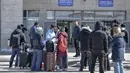 Sementara suasana di pusat kota Teheran dilaporkan mencekam selama masa berkabung nasional 40 hari pasca-wafatnya Pemimpin Tertinggi Iran, Ayatollah Ali Khamenei. Tampak dalam foto, warga negara Iran tiba di Turki setelah melewati perbatasan Kapikoy/Razi di Provinsi Van, Turki timur laut, pada Selasa 3 Maret 2026, sehari setelah kedua negara tersebut secara bersama-sama menangguhkan penyeberangan harian di perbatasan mereka karena serangan Israel-Amerika Serikat yang terus menghantam wilayah Republik Islam tersebut. (Ali IHSAN OZTURK/AFP)