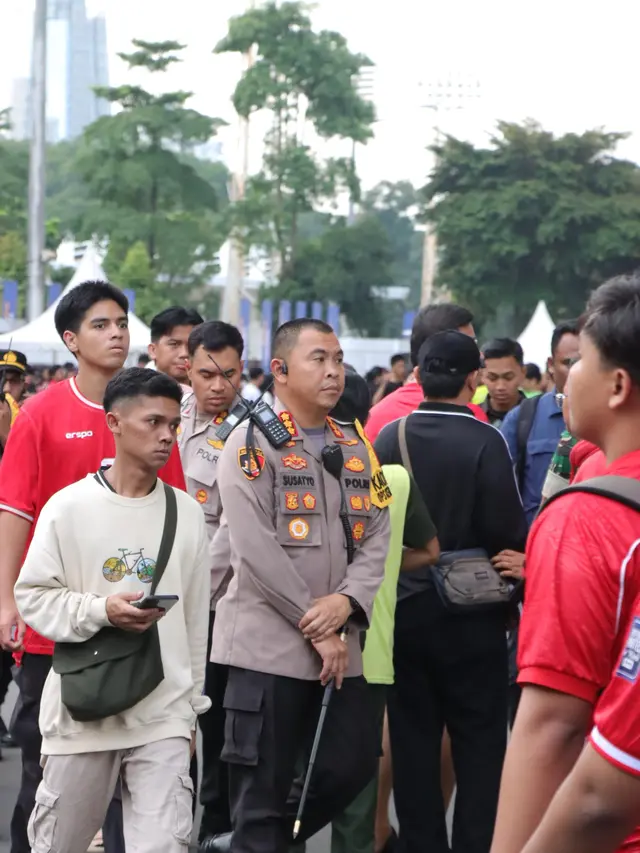 Aparat keamanan jelang laga Timnas Indonesia Vs Timnas Bahrain di Stadion Utama Gelora Bung Karno, Jakarta, Selasa (25/3/2025)