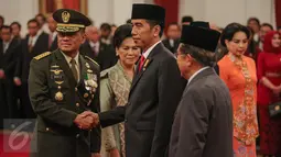 Presiden Jokowi bersalaman dengan Jenderal TNI Gatot Nurmantyo usai acara pelantikan Panglima TNI di Istana Negara, Jakarta, Rabu (8/7/2015). Gatot Nurmantyo menggantikan Jenderal TNI Moeldoko yang telah memasuki masa pensiun. (Liputan6.com/Faizal Fanani)
