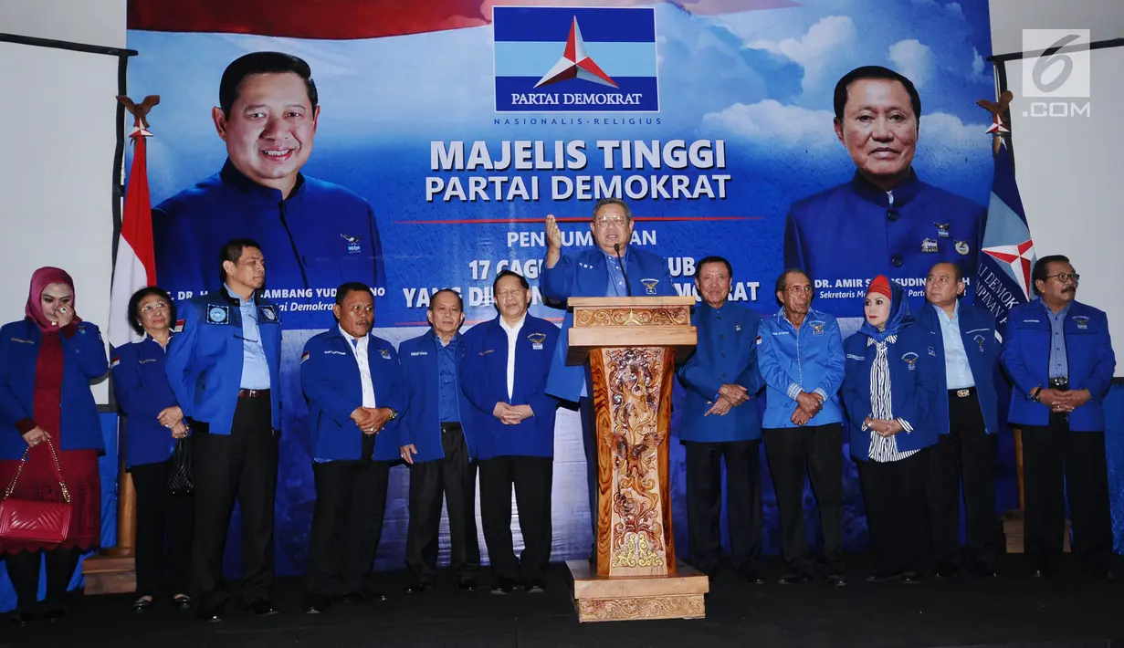 Ketua Umum Partai Demokrat, Susilo Bambang Yudhoyono menyampaikan nama bakal Cagub dan Cawagub yang akan diusung pada Pilkada 2018, Jakarta, Minggu (7/1). Majelis Tinggi Partai Demokrat telah memilih 17 pasang nama. (Liputan6.com/Helmi Fithriansyah)