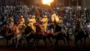 Suasana dipenuhi dengan kegembiraan saat pasukan yang mengenakan perhiasan menunjukkan kebolehan mereka menunggang kuda yang menari. (Fadel SENNA/AFP)