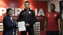 Pemain baru Persija Jakarta, Alexander Luiz Reame, menunjukan kontrak saat konferensi pers perkenalan dirinya di kantor Persija Jakarta, Jakarta, Jumat (30/8). Persija kenalkan pemain asing baru untuk mengarungi putaran 2 Liga 1. (Bola.com/Yoppy Renato)