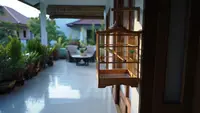 Solusi Teras Rumah Tetap Bersih Meski Ada Kandang Burung
