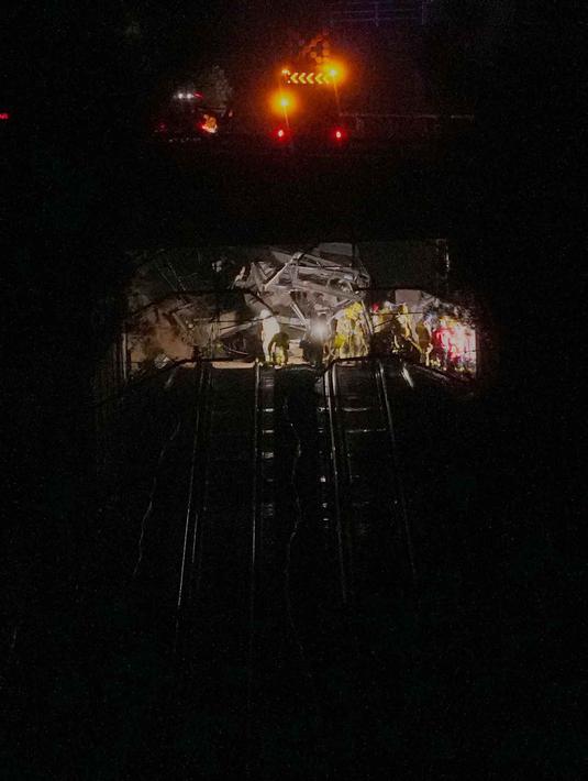 Insiden ini menewaskan seorang masinis dan melukai sedikitnya 37 orang, lima di antaranya dalam kondisi serius. Tampak dalam foto, tim penyelamat merespons setelah sebuah kereta komuter tergelincir akibat menabrak tembok penahan yang runtuh ke rel di Gelida, dekat Barcelona, Spanyol, pada Selasa 20 Januari 2026. (AP Photo/Joan Mateu Parra)