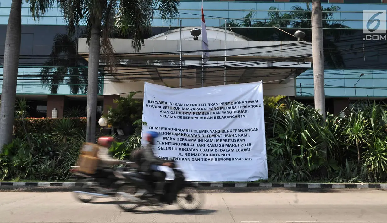 Pengendara melintas di depan banner informasi penutupan Hotel Alexis, Jakarta, Rabu (28/3). Hotel Alexis mulai hari ini resmi tidak beroperasi dengan memasang banner info penutupan di depan hotel. (Merdeka.com/Iqbal S. Nugroho)
