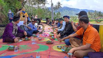 Para Penyair TPAT 2022 Makan Bajamba Nasi Baka di Tepi Sawah
