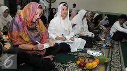 Yenny Wahid (kedua kiri) mengikuti kajian Ramadan "Peran Islam untuk Perdamaian Indonesia, Jakarta, Selasa (28/6). Pembicara kajian tersebut Ali Imron dan Jumu Tuani. (Liputan6.com/Helmi Afandi)