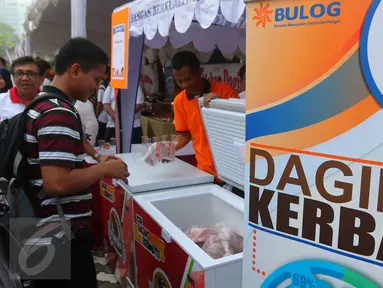 Pengunjung saat memilih daging kerbau pada acara sosialisasi di Kantor Perum Bulog, Jakarta, Jumat (2/9). Pemerintah melalui Bulog memang menargetkan akan mendatangkan 750 ton daging kerbau impor dari India. (Liputan6.com/Angga Yuniar)