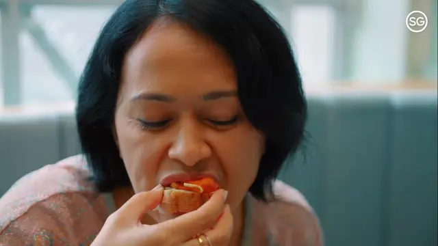 Sarah Sechan begitu menikmati makanan di The Great Mischief