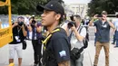 Bintang Paris Saint-Germain, Neymar Jr, bersiap menaiki kursi raksasa saat ditunjuk sebagai Duta Handicap di PBB, Jenewa, (15/8/2017). Neymar akan fokus membantu penyandang disabilitas dan terpuruk dalam kemiskinan. (AP/Laurent Gillieron)