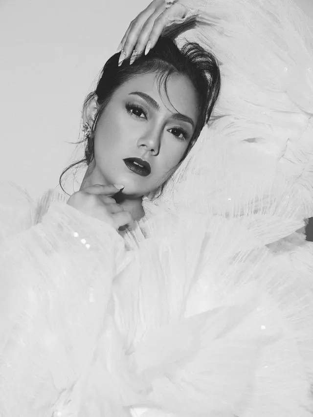 7 Pemotretan Terbaru Celine Evangelista Bertajuk Haute Lacroix Ini Menawan