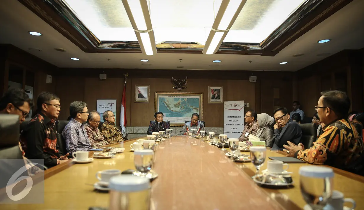 Suasana usai penandatanganan MoU di Jakarta, Selasa (19/4). Penandatanganan MoU tersebut terkait pengembangan destinasi dan industri pariwisata melalui peningkatan peran Lembaga Jasa Keuangan.(Liputan6.com/Faizal Fanani)
