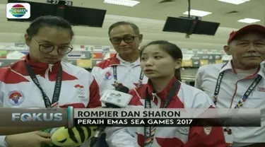 Pasangan ganda bowling putri ini berpelukan erat usai meraih medali emas di Sea Games 2017.