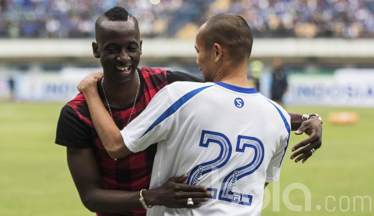 Bek Persib Bandung, Supardi Nasir, memeluk mantan rekannya Makan Konate. Gelandang berusia 25 tahun tersebut kini kebetulan sedang berada di Jakarta untuk menjalani terapi pemulihan cedera. (Bola.com/Vitalis Yogi Trisna)