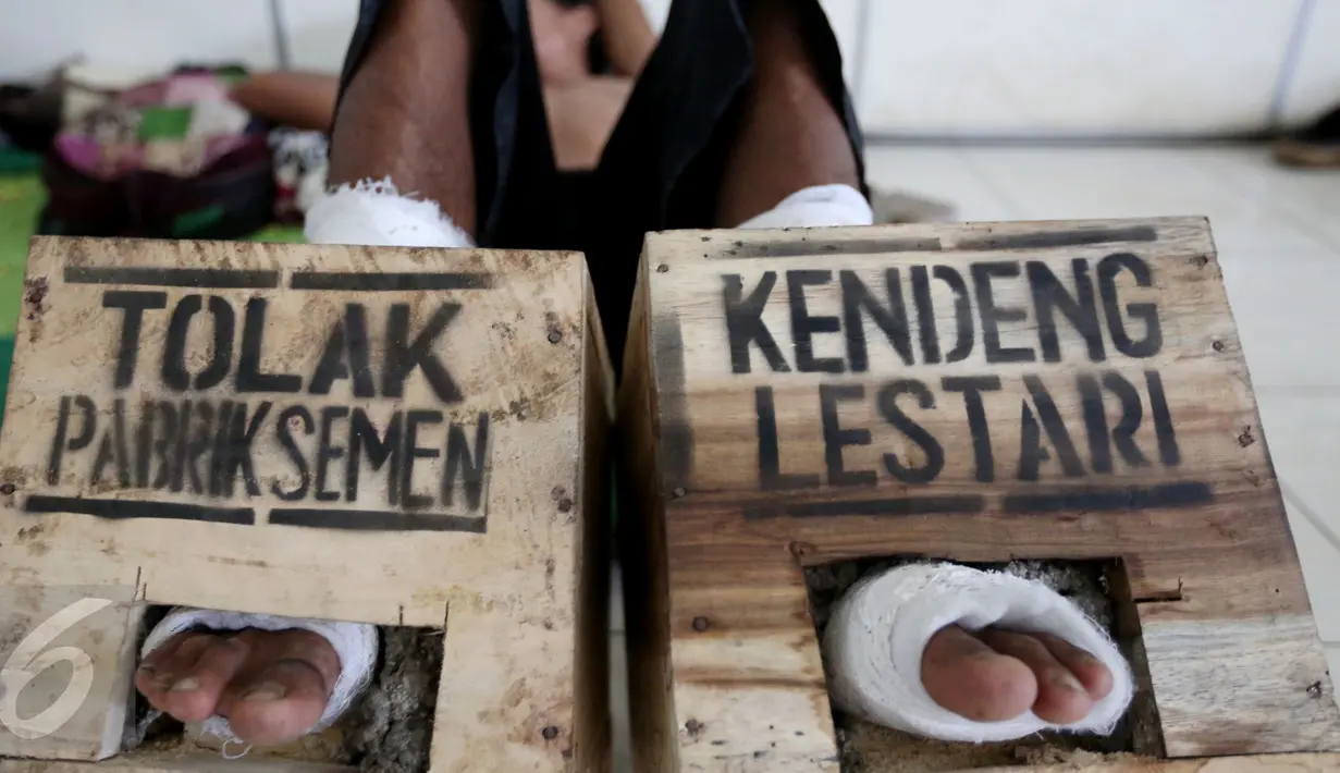 Petani dari kawasan Pegunungan Kendeng, Kabupaten Rembang, Jawa Tengah, melakukan aksi protes memasuki hari ke keenam mencor kaki dengan semen di kantor LBH Jakarta, Jakarta Pusat, Sabtu (18/3). (Liputan6.com/Johan Tallo)