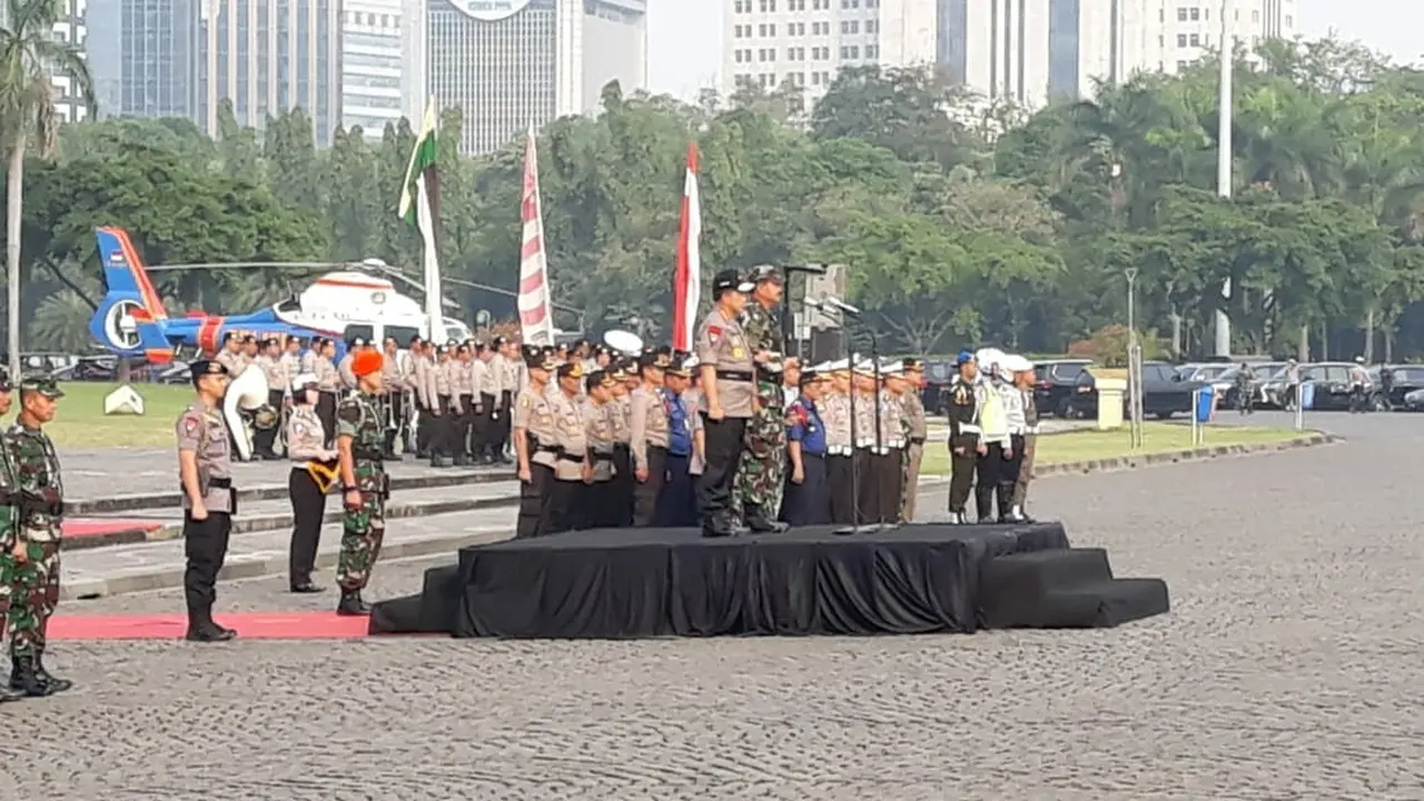 Kapolri dan Panglima TNI memimpin apel gelar pasukan dalam rangka menyambut Lebaran 2018 di Monas
