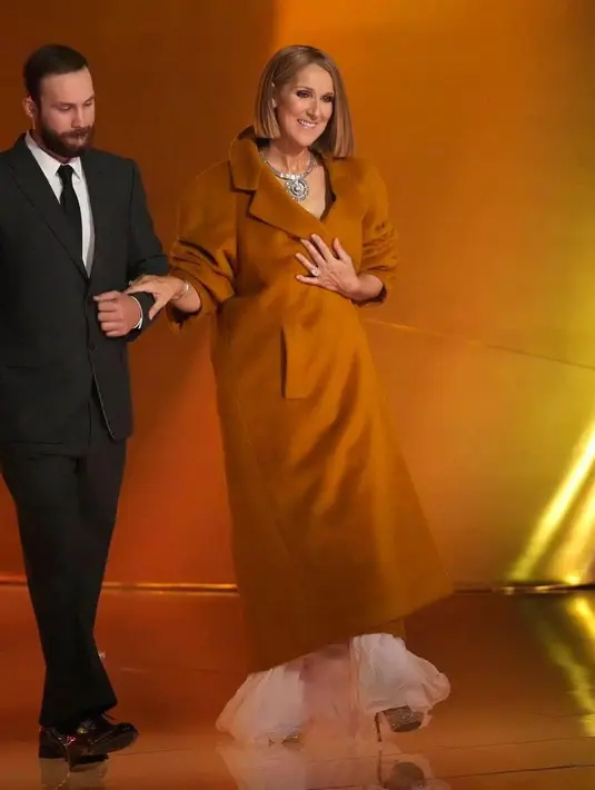 Celine Dion tampil di Grammy Awards 2024 mengenakan mantel dan gaun dari koleksi Haute Couture Valentino. Ia mempersembahkan penghargaan album terbaik tahun ini kepada Taylor Swift. [Foto: Instagram/emilienfanpagecelinedion]