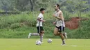 Pemain Persija Jakarta, Muhammad Ferarri, mengikuti sesi latihan setelah masa jeda kompetisi di Nirwana Park, Sawangan, Jawa Barat, Rabu (4/1/2023). (Bola.com/M Iqbal Ichsan)