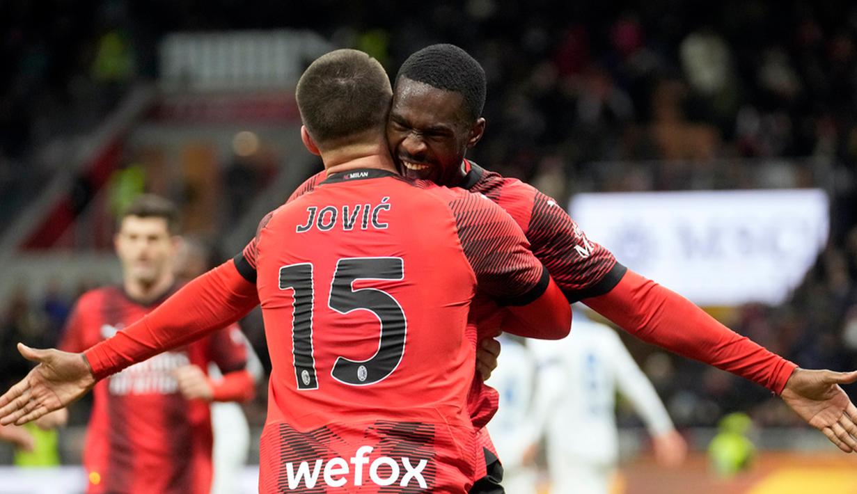 Pemain AC Milan Fikayo Tomori merayakan bersama Luka Jovic usai mencetak gol ke gawang Frosinone pada pertandingan sepak bola Serie A Liga Italia di Stadion San Siro, Milan, Italia, Jumat (2/12/2023). (AP Photo/Luca Bruno)
