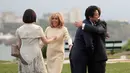 Presiden Prancis Emmanuel Macron (kanan) dan istrinya Brigitte Macron (dua kiri) menyambut kedatangan Perdana Menteri Jepang Shinzo Abe (dua kiri) dan istrinya Akie Abe (kiri) di KTT G7, Biarritz, Prancis, Sabtu (24/8/2019). (AP Photo/Markus Schreiber)