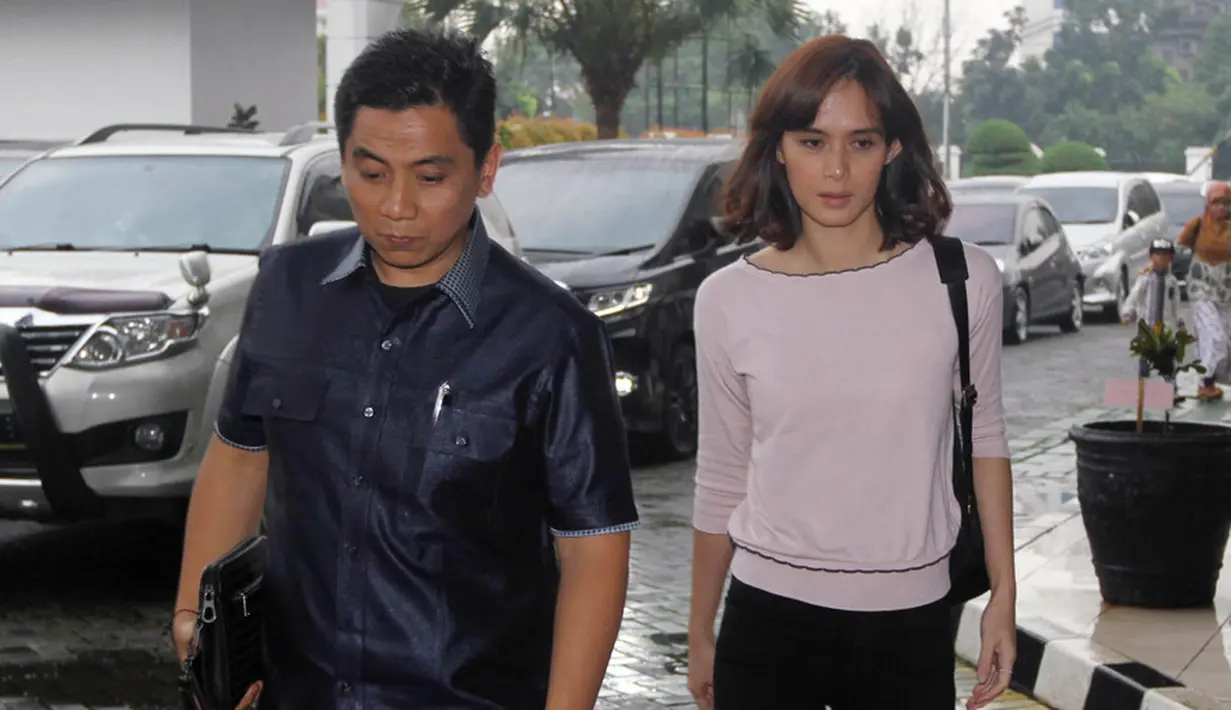 "Alhamdulillah permohonan sebagai tim kuasa hukum melanjutkan Fachri untuk dilakukan rehabilitasi. Insya allah kita berangkat tetap dari RSKO untuk nanti sidang," ucap pengacara Fachri Albar di Kejari, Ranco. (Muhammad Akrom Sukarya/Kapanlagi.com)