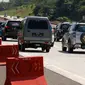 Petugas kepolisian mengatur lalu lintas di jalur arah Jakarta Tol Cipali, Jawa Barat, Kamis (29/6). Sejumlah kepolisian disiagakan untuk mengatur lalu lintas di Tol Cipali yang semakin padat oleh pemudik arus balik. (Liputan6.com/Faizal Fanani)