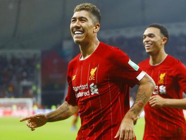 Striker Liverpool, Roberto Firmino, melakukan selebrasi usai membobol gawang Monterrey pada laga semifinal Piala Dunia Antarklub 2019 di Khalifa International Stadium, Qatar, Kamis, (19/12). Liverpool menang 2-1 atas Monterrey. (AP/Hussein Sayed)