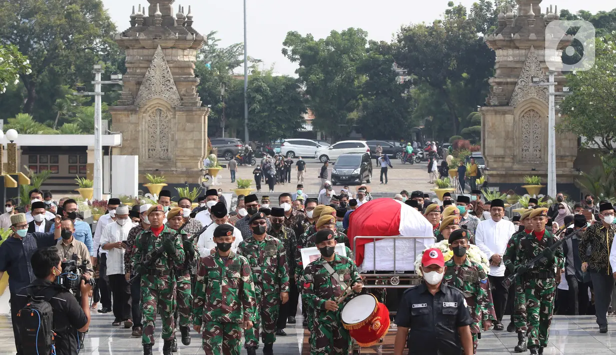 Prajurit TNI mengusung peti jenazah Almarhum Azyumardi Azra untuk dimakamkam di Taman Makam Pahlawan Kalibata, Jakarta, Selasa (20/9/2022). Sebelumnya, Jenazah Prof Azyumardi Azra disalatkan di auditorium UIN Syarif Hidayatullah, Ciputat Timur, Kota Tangerang Selatan. (Liputan6.com/Herman Zakharia)
