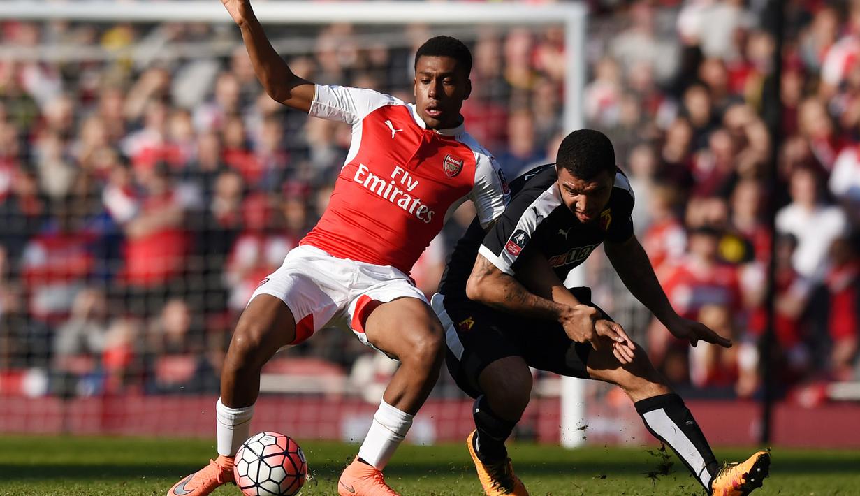 Pemain Watford, Troy Deeney (kanan), berebut bola dengan pemain Arsenal, Alex Iwobi, pada putaran keenam Piala FA di Stadion Emirates, London, Minggu (13/3/2016). (Action Images via Reuters/Tony O'Brien)