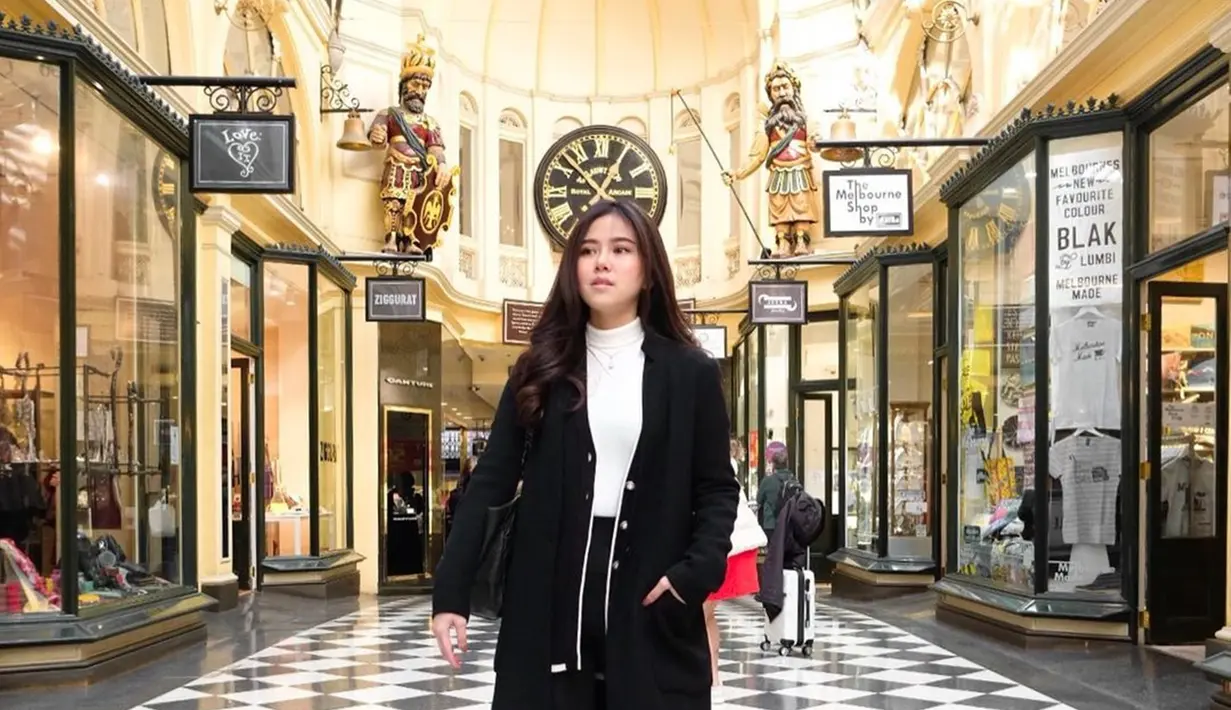 Royal Arcade di Melbourne tak luput dikunjungi oleh Melisa Hartanto saat berlibur di Australia. Tidak bisa disembunyikan wajah takjub dari perempuan berusia 26 tahun saat mengunjungi tempat tersebut. (Liputan6.com/IG/@melisahart_)