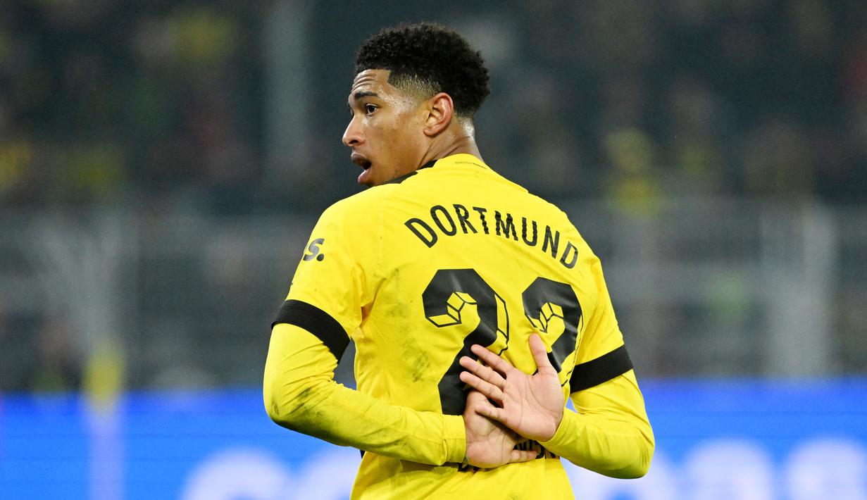 Pemain Borussia Dortmund, Jude Bellingham, saat melawan Augsburg pada laga Bundesliga (22/1/2023). Penyerang Dortmund berusia 19 tahun ini punya harga selangit, yakni 110 juta pounds. Namun besarnya banderol Jude Bellingham justru membuat klub-klub besar semakin gencar mengincar tanda-tangannya. (AFP/Ina Fassbender)