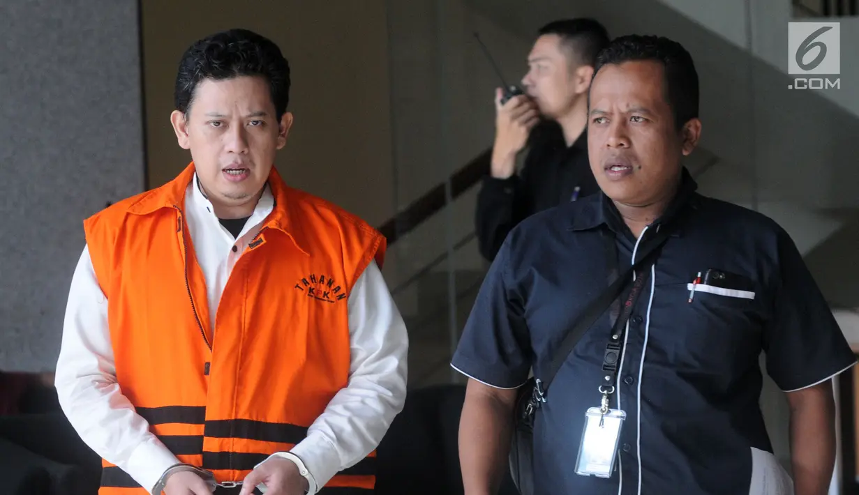 Bupati nonaktif Cianjur Irvan Rivano Muchtar (kiri) usai menjalani pemeriksaan oleh penyidik di Gedung KPK, Jakarta, Selasa (5/3). Irvan diperiksa sebagai tersangka dugaan korupsi pemotongan DAK Pendidikan Kabupaten Cianjur. (merdeka.com/Dwi Narwoko)