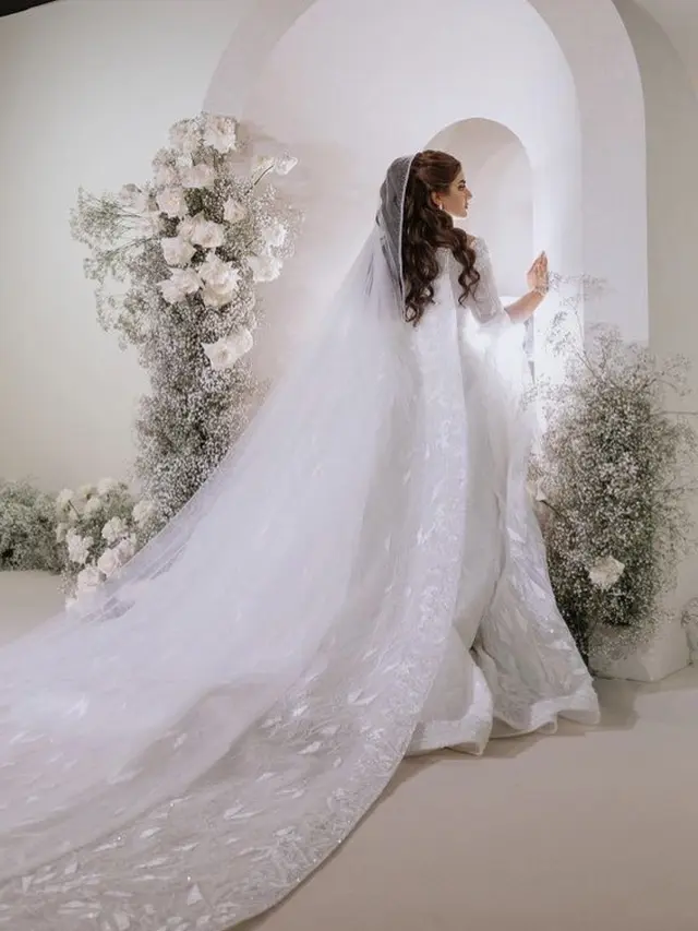 Penampilan Putri Penguasa Dubai Kenakan Gaun Pernikahan, credit: @hhshmahra