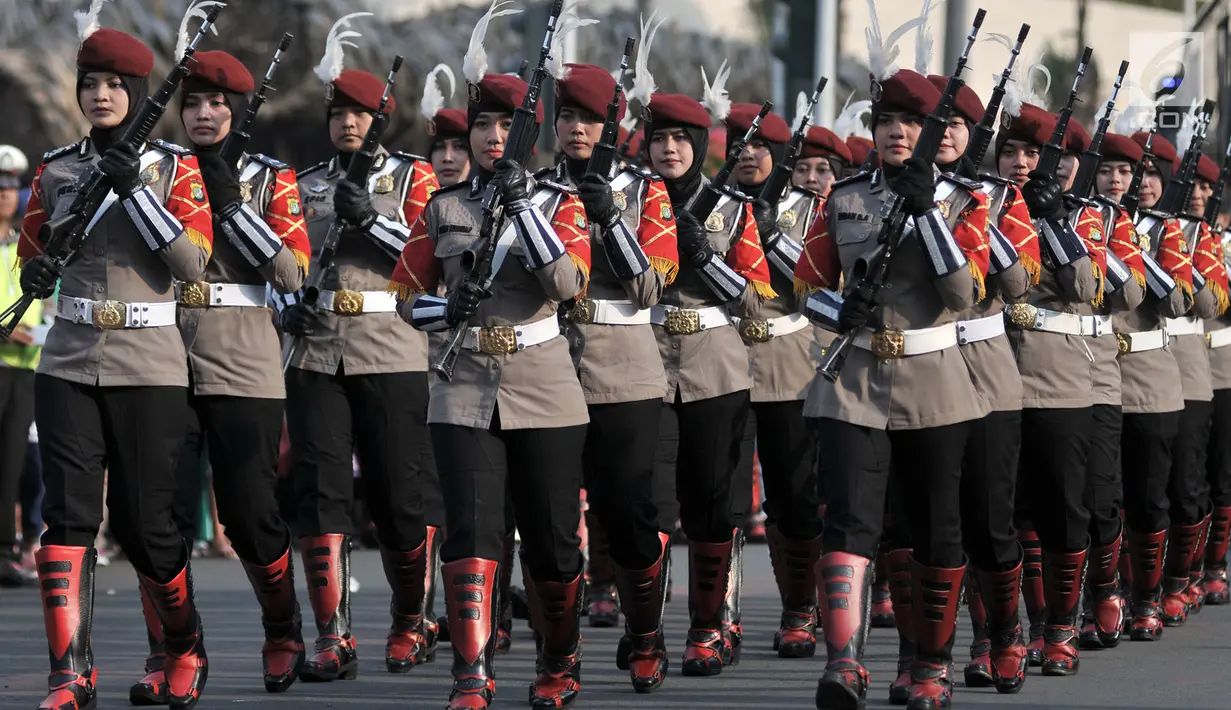 Anggota polisi wanita (polwan) dari Divisi Taktikal melakukan atraksi seni ketangkasan senjata di area car free day, Bundaran Hotel Indonesia (HI), Jakarta, Minggu (28/4/2019). Kelihaian dipertontonkan dalam memeriahkan Hari Kartini yang jatuh pada 21 April 2019 lalu. (merdeka.com/Iqbal S. Nugroho)