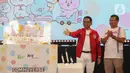 Direktur Utama KAI Commuter Asdo Artriviyanto (jaket merah) saat menunjukan Kartu Multi Trip (KMT)  Edisi Khusus BT21 di Stasiun BNI City, Jakarta, Senin (12/8/2024). (Liputan6.com/Angga Yuniar)