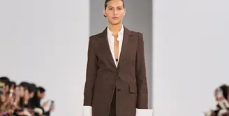 Max Mara kembali menghelat sebuah fashion show untuk koleksi SS25 di Milan Fashion Week. Mengambil tema Science and Magic, koleksinya menampilkan deretan gaya corporate aesthetic yang clean dan chic. [Dok/MaxMara].