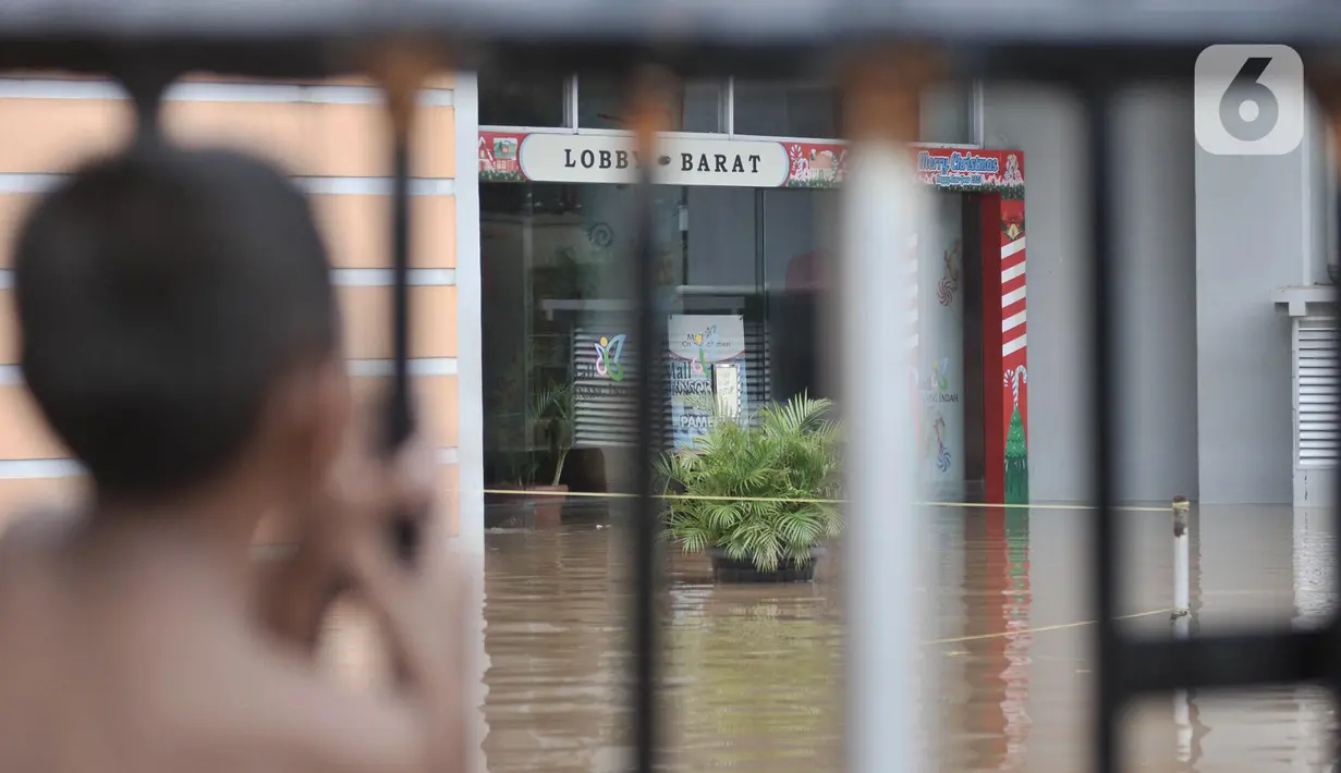 Kondisi Mall Cipinang Indah yang terendam air saat banjir melanda, Jakarta Timur, Rabu (1/1/2020). Selain merendam permukiman warga, banjir kali ini juga melumpuhkan Mal Cipinang Indah yang terpaksa ditutup akibat terendam air. (merdeka.com/Iqbal S Nugroho)