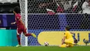 Gol semata wayang kemenangan Qatar atas Tajikistan dicetak penyerang sayap Akram Afif pada menit ke-17 usai memanfaatkan umpan terobosan Almoez Ali. (AP Photo/Aijaz Rahi)