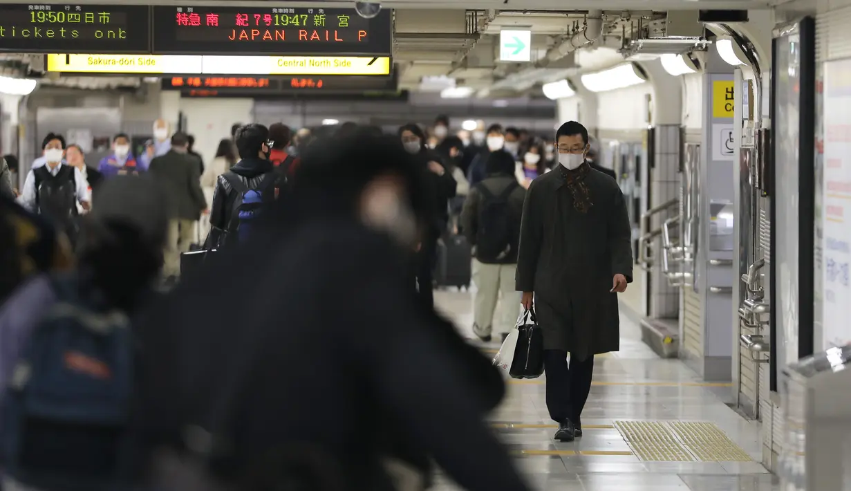 Orang-orang yang mengenakan masker berjalan di Stasiun Nagoya di Nagoya, Jepang, pada 10 Desember 2020. Jepang mengonfirmasi 2.810 kasus harian COVID-19 pada Rabu (9/12) ketika negara itu berjuang untuk meredam lonjakan infeksi terbaru. (Xinhua/Du Xiaoyi)