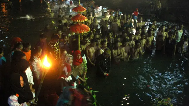 Tradisi Kungkum Kali Cawang Desa Banjarpanepen, Banyumas dilakukan turun temurun selama ratusan tahun. (Foto: Liputan6.com/Muhamad Ridlo)