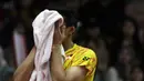 Tunggal putra Indonesia, Jonatan Christie, mengelap keringat saat melawan tunggal Denmark pada Indonesia Masters 2019 di Istora Senayan, Jakarta, Sabtu (26/1). Jonatan gagal ke final. (Bola.com/Yoppy Renato)