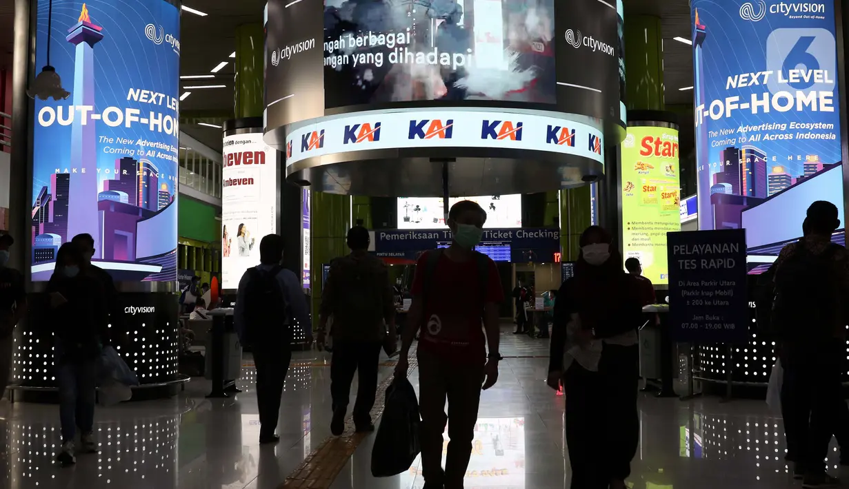 Suasana ruang tunggu calon penumpang Kereta Api Jarak Jauh di Stasiun Gambir, Jakarta, Rabu (16/12/2020). Selama masa Natal dan Tahun Baru 2020/2021 (18 Desember 2020 - 6 Januari 2021), PT KAI Daop 1 Jakarta akan mengoperasikan 47 KA jarak jauh setiap harinya. (Liputan6.com/Helmi Fithriansyah)