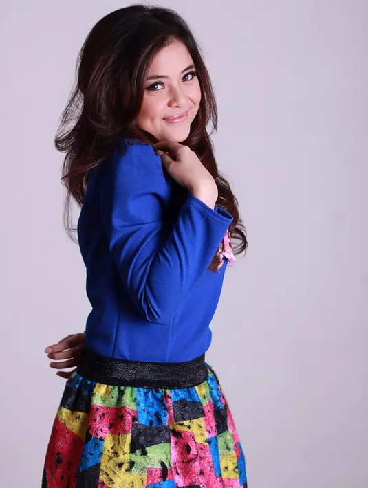 Tasya Kamila saat hadir di kantor Kapanlagi.com di Tebet Jakarta dan melakukan sesi foto pada tahun 2014. Tasya menggunaka baju biru dan rok yang motif warna-warni (KapanLagi.com/Agus Apriyanto)