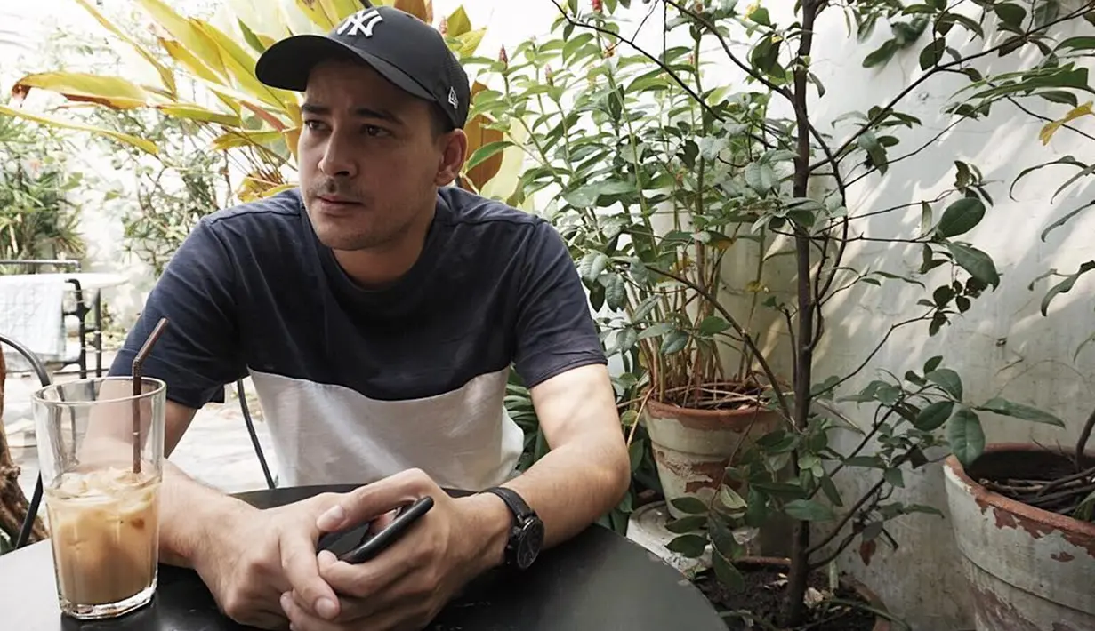 Di beberapa kesempatan, Riza juga sering menggunakan topi sebagai tambahan detail penampilannya. Gaya santai dari pemain Wanita Perindu Surga 2 ini tetap berhasil curi perhatian netizen. (Liputan6.com/IG/@rizashahab)