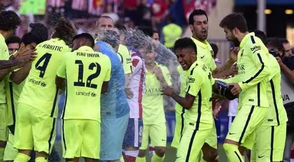  Pemain Barcelona merayakan gelar juara La Liga yang baru saja di raih. Barcelona memastikan meraih gelar La Liga Spanyol musim 2014/2015 setelah menang atas tuan rumah Atletico Madrid 1-0 di Stadion Vicente Calderon, Minggu (17/5). (AFP PHOTO / GERARD JU