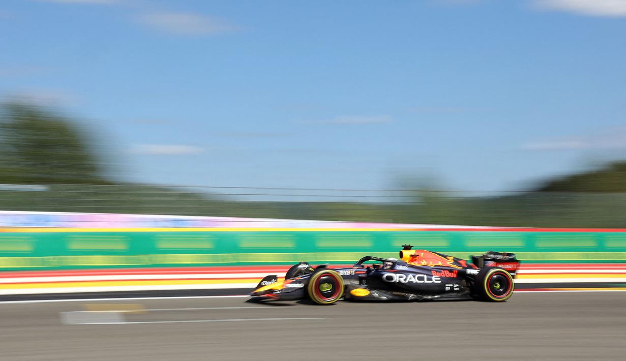Hingga akhir perlombaan F1 GP Belgia 2022, laju Verstappen tidak terkejar. Ia bahkan mampu mencatatkan lap tercepat dengan waktu 1 menit 49,354 detik. (AFP/Kenzo Tribouillard)