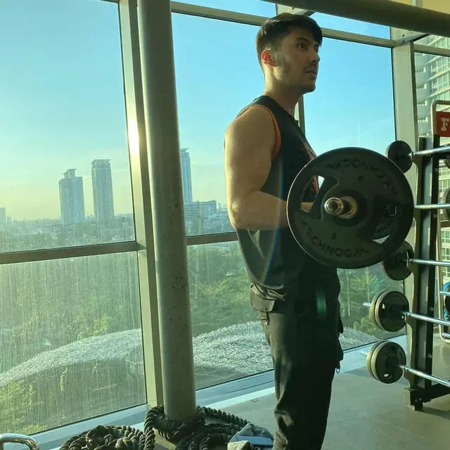 Punya Tubuh Kekar, Ini 7 Gaya Valentino Peter Saat Olahraga