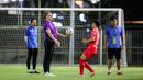 Pelatih Vietnam, Philippe Troussier, saat memimpin sesi latihan jelang laga melawan Timnas Indonesia di Lapangan A Senayan, Jakarta, Rabu (20/3/2024). Timnas Vietnam akan menjalani laga krusial melawan timnas Indonesia pada lanjutan Grup F Kualifikasi Piala Dunia 2026 zona Asia. (Bola.com/Bagaskara Lazuardi)