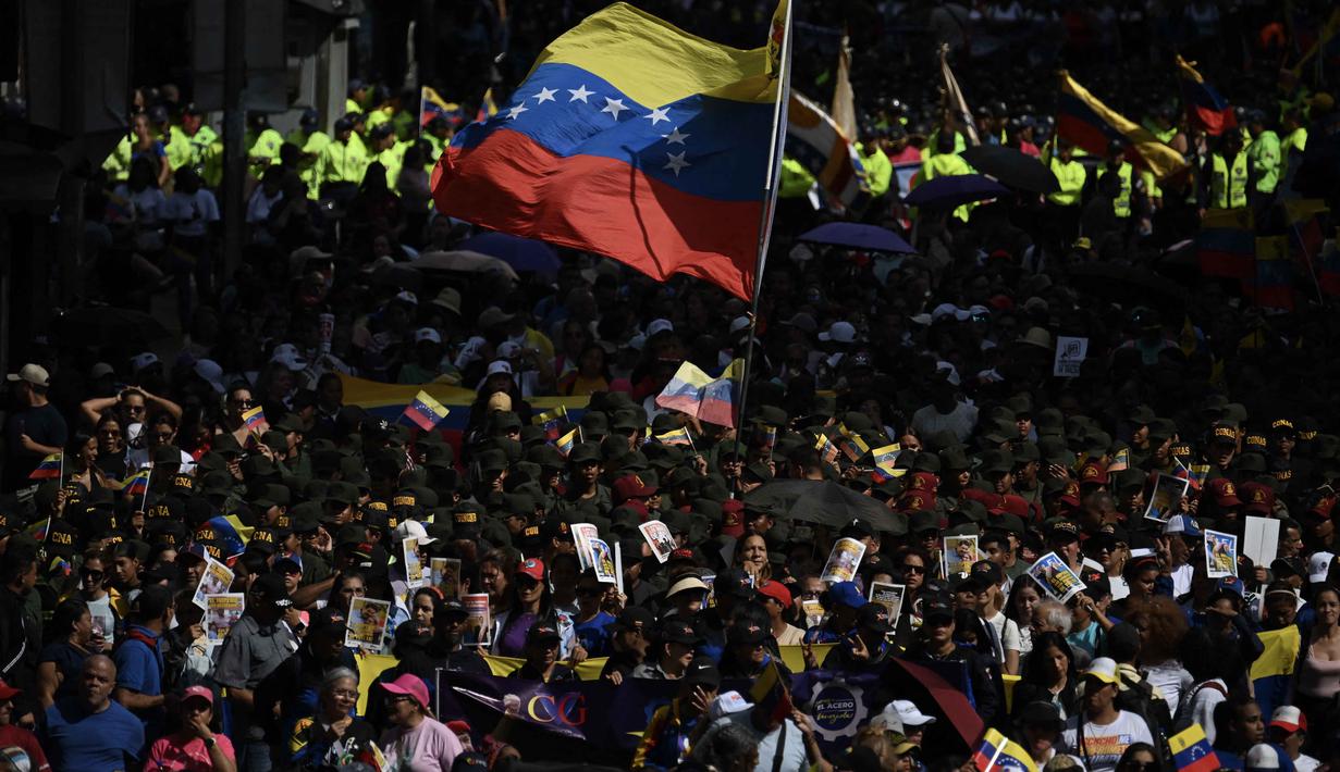 Orang-orang menghadiri unjuk rasa dukungan untuk mantan Presiden Venezuela Nicolas Maduro dan istrinya Cilia Flores di Caracas pada 6 Januari 2026. Pemimpin sementara Venezuela, Delcy Rodriguez, mengumumkan masa berkabung nasional selama tujuh hari pada Selasa (6/1/2026). (Federico PARRA/AFP)